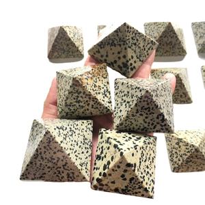 Pirámide de cristal de jaspe dálmata Natural más vendida estilo Feng Shui para meditación curativa venta al por mayor - Product Image 1