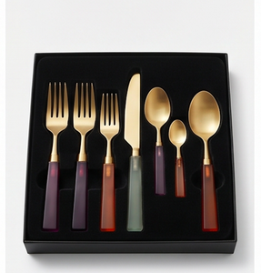 Ensemble de couverts modernes avec manches en résine colorée, finition or mat, passe au lave-vaisselle, pour les fêtes et la cuisine - Product Image 6