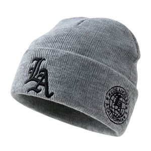 Gorros de punto elásticos personalizados OEM con diseño de calavera jacquard, tejido de algodón, ribete acanalado, logotipo personalizado y lazos de puntos. - Product Image 4