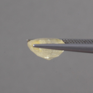 พลอยแซฟไฟร์สีเหลืองธรรมชาติ 100% รูปทรงวงรี ขนาด 11x10 มม. น้ำหนัก 6.13 กะรัต ได้รับการรับรองจาก IGI  ผ่านกระบวนการแว็กซ์/ออยล์  แสดงสีได้ดี เหมาะสำหรับ - Product Image 2