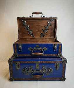 Baúl de Almacenamiento de Madera Hecho a Mano de Lujo con Herrajes Florales Metálicos Antiguos, Cofre Decorativo Azul Vintage - Product Image 1