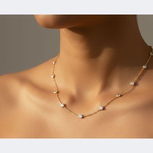 Collier à pendentif diamant rond serti clos de 3,70 carats - Product Image 6