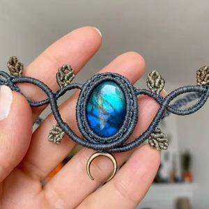 สร้อยคอมาคราเม่ลาบราโดไรต์ รูปวงรีสีฟ้าประกาย พร้อมจี้รูปพระจันทร์ เชือกสีเทา สไตล์โบโฮ ทำมือ งานแฮนด์เมด เครื่องประดับโดดเด่น - Product Image 1