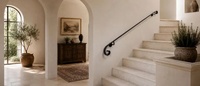 Embout de main courante d'escalier en fer forgé de style traditionnel, à fixation murale, résistant à la rouille, avec un motif festonné.