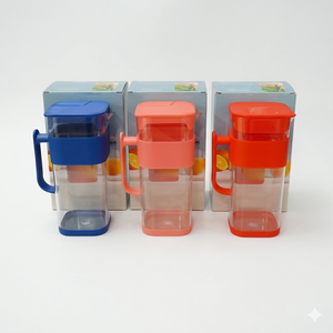 Ensemble de 3 pichets à eau en plastique colorés avec poignées et couvercles, pichets à jus portables et réutilisables pour la maison, les pique-niques et les repas en plein air - Product Image 1