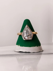 แหวนหมั้นเพชรเม็ดเดี่ยวทรงลูกแพร์สองสีที่เพาะเลี้ยงในห้องปฏิบัติการ - Product Image 5
