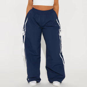 Pantalon large imperméable en nylon bleu marine avec taille élastique, détail nœud latéral et rayures contrastées pour femme - Fournisseur OEM - Product Image 1