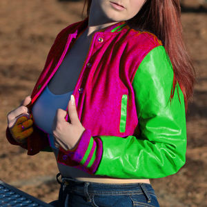 Chaqueta Corta Estilo Universitaria para Mujer, Color Negro y Granate, Estilo Bomber, Mangas de Cuero Sintético, Ropa Exterior Informal, Moda Urbana para Mujer - Product Image 5