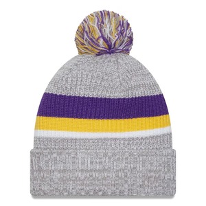Nouveau bonnet tricoté de Noël pour enfants, tendance, rayé rouge, blanc et vert, en acrylique, avec pompon en fourrure, idéal pour les voyages et la plage - Product Image 3