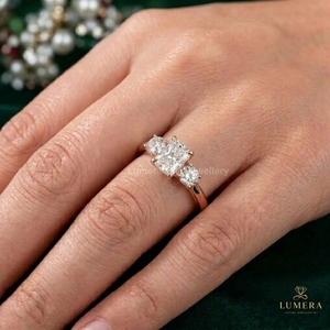 Anillo de compromiso de tres piedras con diamante de corte radiante personalizado, diamante central brillante con dos diamantes laterales redondos, anillo trilogía. - Product Image 1