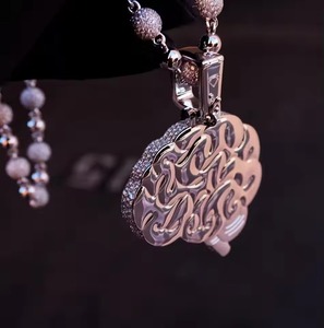 จี้เพชรแบบ Iced Out สไตล์ฮิปฮอปสำหรับผู้ชาย ทอง 18K ออกแบบโลโก้ได้ตามต้องการ ได้รับการรับรองจาก IGI เพชรทรงกลมเจียระไนแบบ Brilliant Cut ผลิตในห้องปฏิบัติการ - Product Image 2