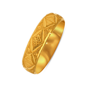 Bague en or 18 carats gravée par un designer, motif géométrique en diamant, finition texturée, bijoux fins classiques de luxe, vente en gros - Product Image 1