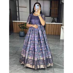 Vestido Elegante de Algodón y Seda con Estampado Floral y Borde Tejido en Violeta - Product Image 3