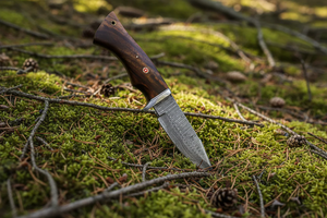 Couteau artisanal en acier Damas – Lame pleine longueur pour la chasse et le bushcraft |   Étui en cuir de qualité supérieure pour le camping et les cadeaux - Product Image 5