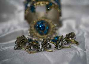 ชุดเครื่องประดับเจ้าสาวอินเดียขายส่ง สวยงามสำหรับผู้หญิง ทำด้วยมือ ชุบทอง ต่างหูแบบโบราณ พร้อมสร้อยคอแบบโชคเกอร์ - Product Image 3