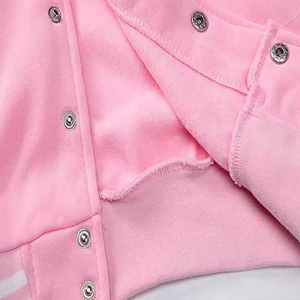 แจ็คเก็ตวาร์ซิตี้สีชมพู แขนสีขาว ปกคอพับ ติดกระดุม สไตล์พรีปปี้ ความยาวสั้น ทรงปกติ เหมาะสำหรับใส่ในฤดูใบไม้ผลิ - Product Image 5