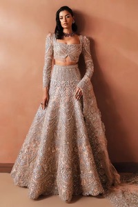 Lehnga Choli de mariée sculptural de qualité supérieure du Pakistan, rose poudré, avec des épaules rembourrées structurées et audacieuses, et des détails complexes - Product Image 6