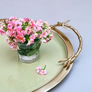 Bandeja de Servicio Ovalada de Metal de Lujo al por Mayor, Plato para Hotel con Elegante Acabado en Esmalte Verde Salvia y Asas Doradas con Diseño de Bambú - Product Image 6