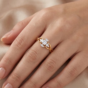 แหวนหมั้นเพชรแล็บโกรว์ 18K ทองคำ ดีไซน์ไขว้ ประดับเพชรทรงลูกแพร์ ลายดอกไม้ สำหรับเจ้าสาว - Product Image 3