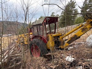 Tractor agrícola con retroexcavadora y hidráulica L4 N-u-f-f-i-e-l-d 1967 - Product Image 3