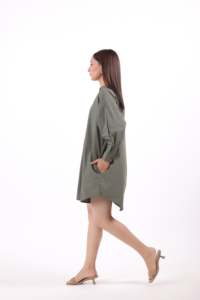 Robe longue décontractée en coton pour femme, coupe ample, manches longues, couleur unie, col en V, boutons décoratifs, teinte unie - Product Image 3