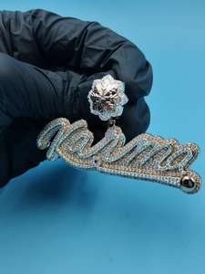 Colgante de Moissanita Iced Out de Plata de Ley 925 con Baño de Oro de 18K, Diseño de Letra Estilo Hip Hop, Corte Brillante Redondo, Joyería Unisex - Product Image 5
