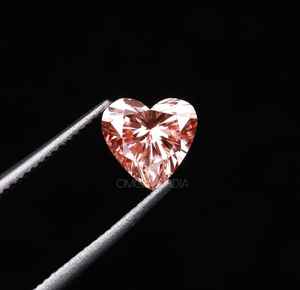 Diamante de Corte Corazón Cultivado en Laboratorio con Certificación IGI, Color Rosa Fantasía, Claridad VVS1, Corte Excelente, OM GEMS para Joyería, el Más Vendido - Product Image 3