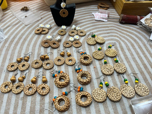 Boucles d'oreilles en rotin tissé éco-responsables de qualité supérieure, légères, en forme de goutte d'eau, bijoux du Vietnam, best-seller - Product Image 4