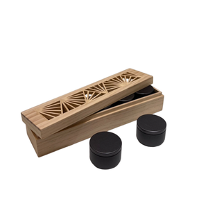 Caja de madera con recortes geométricos y contenedores negros para almacenamiento de cosméticos - Product Image 1