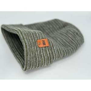 Bonnet moderne à revers contrastant en point Theta fabriqué aux États-Unis, gris/vert, design breveté pour les accessoires de sports d'hiver - Product Image 2