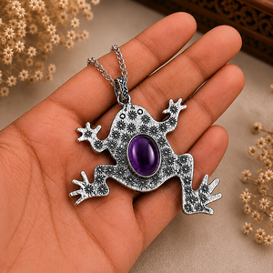 Pendentif grenouille bohème en améthyste violette, fait main, en laiton, motif animal inspiré de la nature, serti clos, ovale, plaqué or et argent, pierre précieuse - Product Image 2
