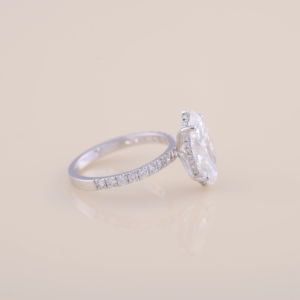 Anillo de Compromiso con Diamante Cultivado en Laboratorio de Corte Marquesa de 3.59CT, Color E, Engaste de Garras, Banda Pavé, Plata de Ley 925 Sólida, Bañado en Rodio, IGI - Product Image 5