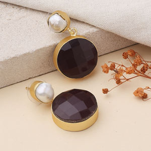 Boucles d'oreilles pendantes classiques en or plaqué or, ornées de pierres bordeaux et de perles d'eau douce, fabriquées à la main pour femmes - Product Image 1