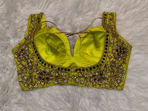 Blusa Corta de Diseño para Mujer, Color Verde Lima, Primavera/Verano/Invierno, con Tela de Satén Tejida, 100% Seda - Product Image 2