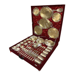 Service de table en laiton, lot de 70 pièces, bord légèrement gaufré avec de belles gravures, collection de vaisselle traditionnelle indienne - Product Image 1