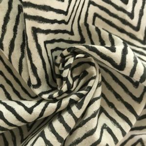 Tela de Algodón Estampada a Mano – Patrón Chevron Zigzag Blanco y Negro, Textil Indio Moderno - Product Image 2
