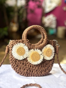 Bolso de Playa de Rafia Tejido a Mano de Lujo Personalizado con Diseño de Girasol y Margarita, Bolso de Hombro Cruzado de Media Luna con Correa para Mujer, Regalo de Verano - Product Image 1