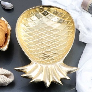 Plateau de service décoratif en métal poli en forme d'ananas, finition dorée, pour mariage, dîner, décoration de la maison, compatible lave-vaisselle - Product Image 1