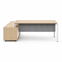 Bureau de direction moderne en L avec armoire latérale, plateau en grain de bois clair, cadre blanc, panneau de modestie gris, usage commercial