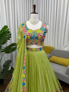 Lehenga Choli en Soie Fantaisie à Broderies Numériques aux Couleurs Vives pour Fêtes de Noël et du Nouvel An – Livraison Gratuite Hiver - Product Image 3