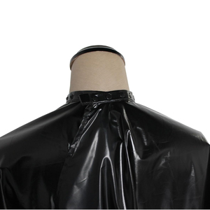 Cape de coiffeur imperméable en polyester noir, tablier de coupe de salon réglable avec fermeture à bouton-pression, suspendable et réutilisable - Product Image 3