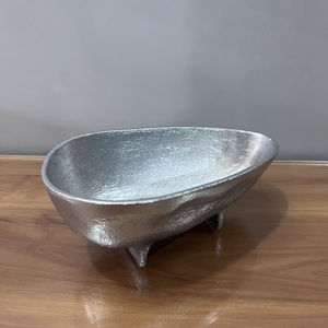 Bol décoratif ovale en aluminium fait main, finition argentée, bol de service texturé avec pieds, décoration d'intérieur, centre de table - Product Image 2