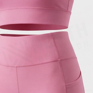 Conjunto de yoga sin costuras para mujer, sujetador deportivo rosa con espalda cruzada y pantalones cortos de cintura alta con bolsillos - Product Image 5