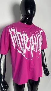 T-shirt rose à col rond et manches courtes pour homme avec imprimé lettres gothiques blanches, coupe unisexe oversize, en jersey de coton écologique et respirant - Product Image 5