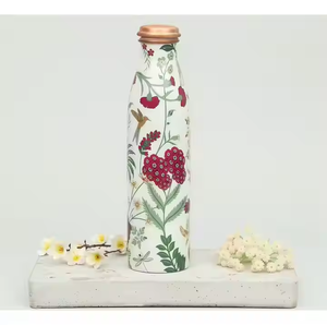 Bouteille d'eau en cuivre à imprimé floral blanc, étanche, réutilisable, écologique, bouteille à boire ayurvédique pour la maison, le bureau et les voyages - Product Image 1