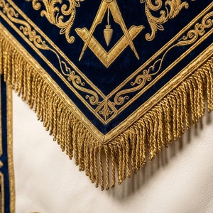 Tablier maçonnique carré personnalisé brodé SMART SHINE ENTERPRISES en cuir blanc, velours bleu et franges dorées - Product Image 4