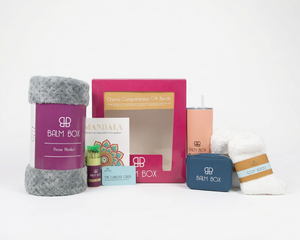 Caja de Regalo para Quimioterapia con Manta, Libro para Colorear, Calcetines y Vaso, Diseño Moderno para Apoyo en la Recuperación - Product Image 1