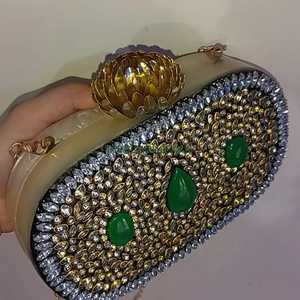 Pochette de luxe en cristal avec élégantes pierres vertes et fermoir doré, fabriquée à la main pour les mariages, les fêtes et les événements spéciaux. - Product Image 4