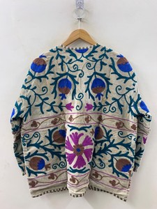 Veste en velours Suzani florale, veste kimono bohème, manteau Suzani vintage, veste courte en velours bohème, veste artisanale de festival - Product Image 4