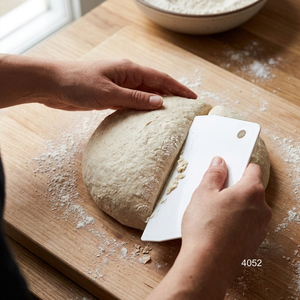 Raspador de masa multiusos de plástico antibacteriano Atlas Star blanco, apto para lavavajillas, reutilizable, para pan, pasteles y fondant. - Product Image 6